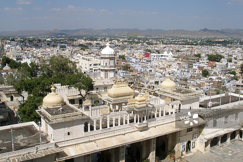 印度乌代浦天际线和乌代浦皇宫图片素材