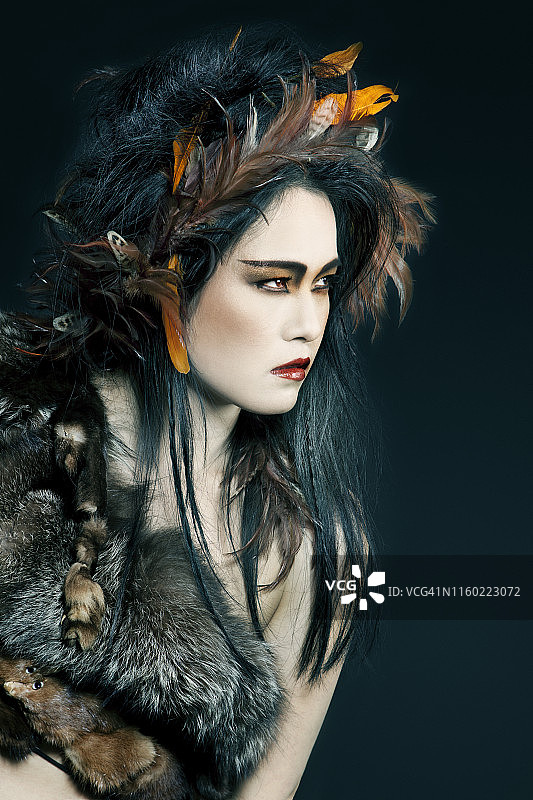 羽毛和毛皮亚洲美女图片素材