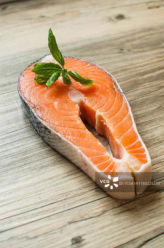 木桌上的新鲜生三文鱼排图片素材