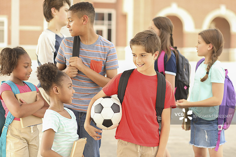 校园里一起交谈的学生们图片素材