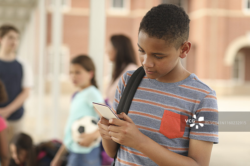 在校园里的非洲裔初中年龄男孩图片素材