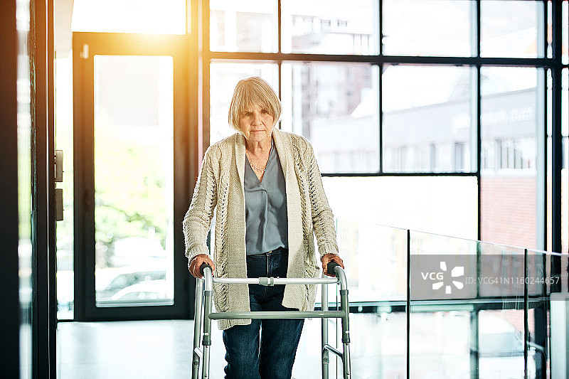 有时年龄会带来身体上的限制图片素材