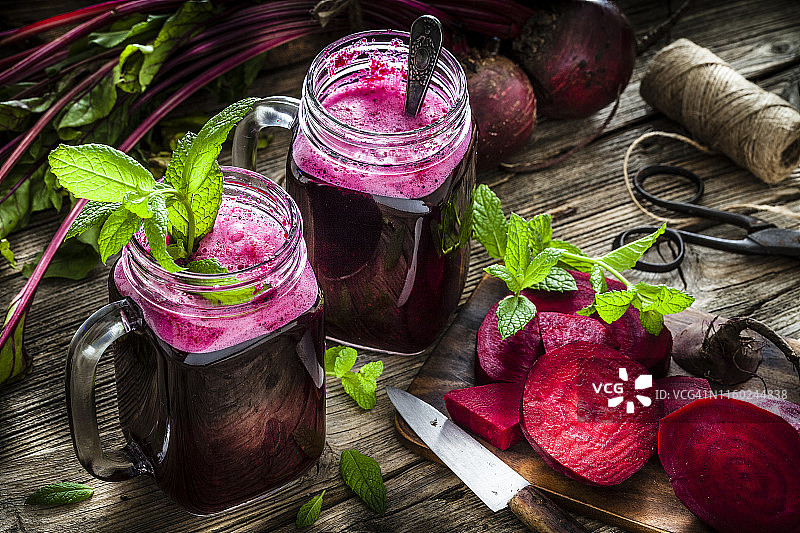 乡村木桌上的健康饮品：甜菜根汁图片素材