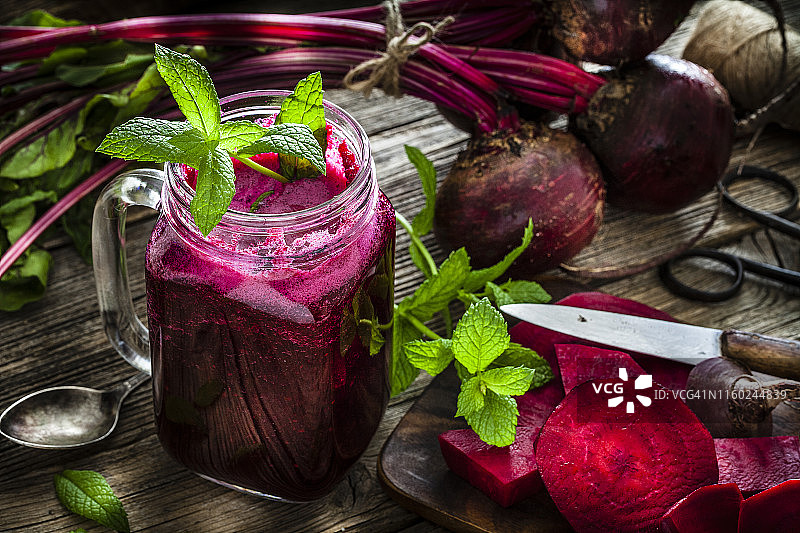 乡村木桌上的健康饮品：甜菜根汁图片素材