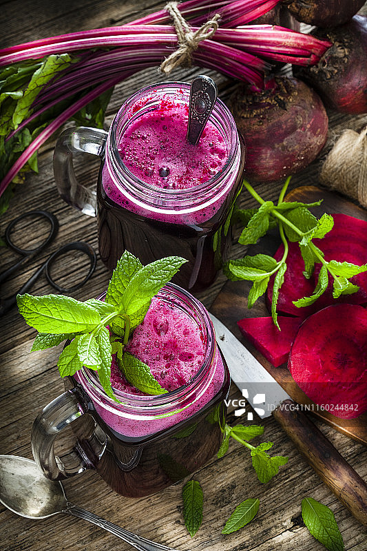 乡村木桌上的健康饮品：甜菜根汁图片素材