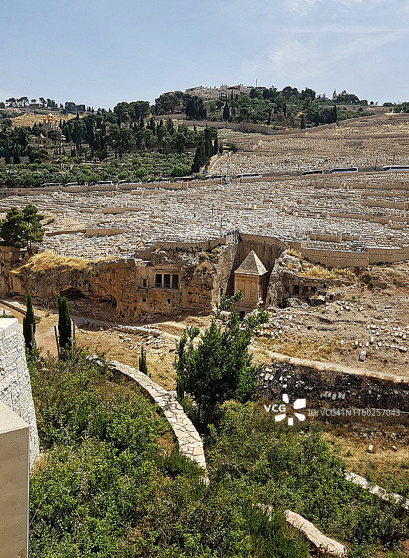 耶路撒冷，先知撒迦利亚墓的垂直景观，右侧是 Kidron 山谷的 Bnei Hazir 墓（一个祭司家族）图片素材