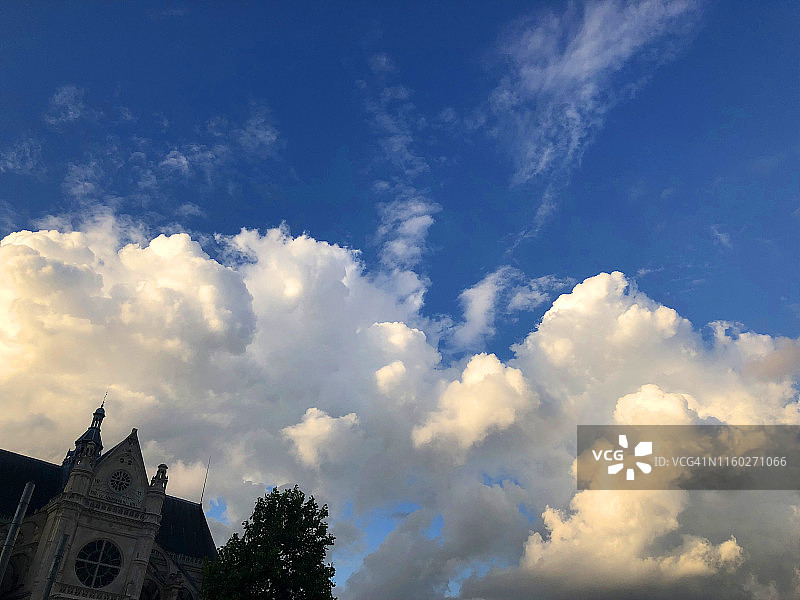 蓝天上的白云朵朵图片素材