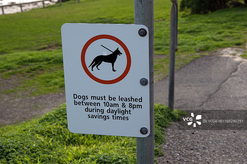 信息指示牌： daylight savings期间上午10点至晚上8点之间，狗必须拴好图片素材