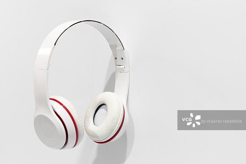 白色背景上的耳机图片素材