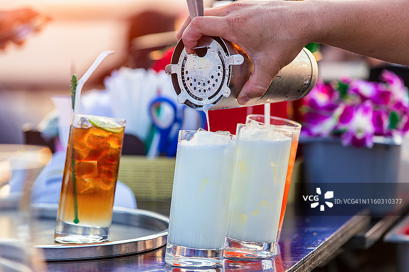 调酒师在屋顶酒吧调制鸡尾酒图片素材