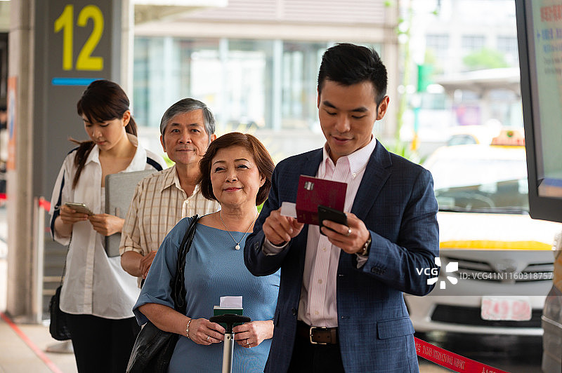 乘客在机场航站楼排队等候图片素材