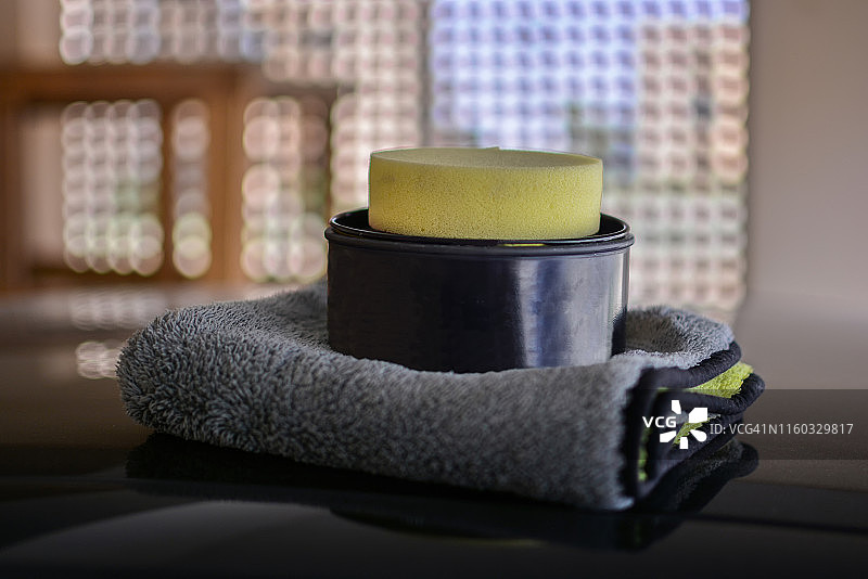 汽车细节|打蜡|除尘|保护|清洁|毛巾|刷子|脏|抛光|闪亮|黑色汽车图片素材