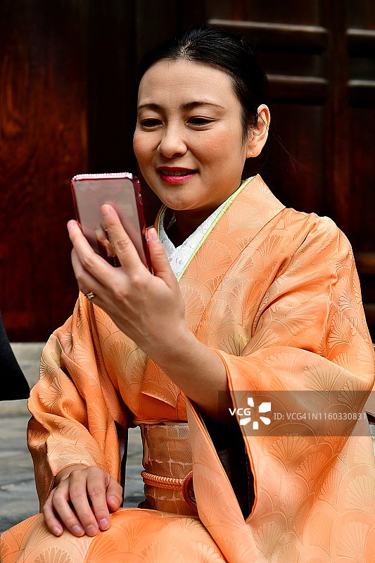京都东福寺穿着和服的日本女性的妆容图片素材