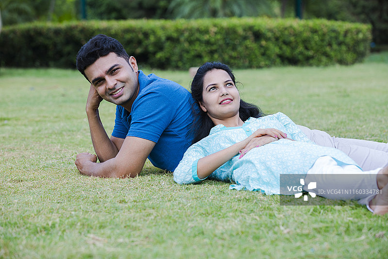 年轻的印度夫妇图片素材