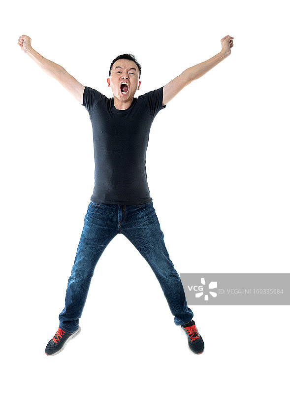激动的男人在白色背景上跳跃图片素材