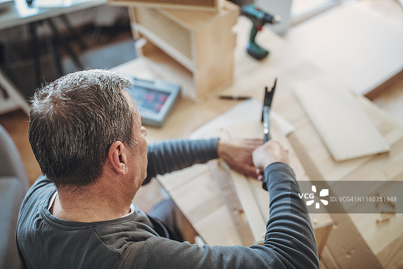 用锤子制作木桌的年长男人图片素材