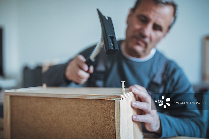 工作中的老年勤杂工图片素材