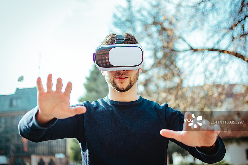 戴虚拟眼镜的男人图片素材