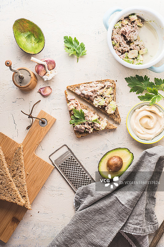 金枪鱼牛油果酱健康小吃三明治图片素材