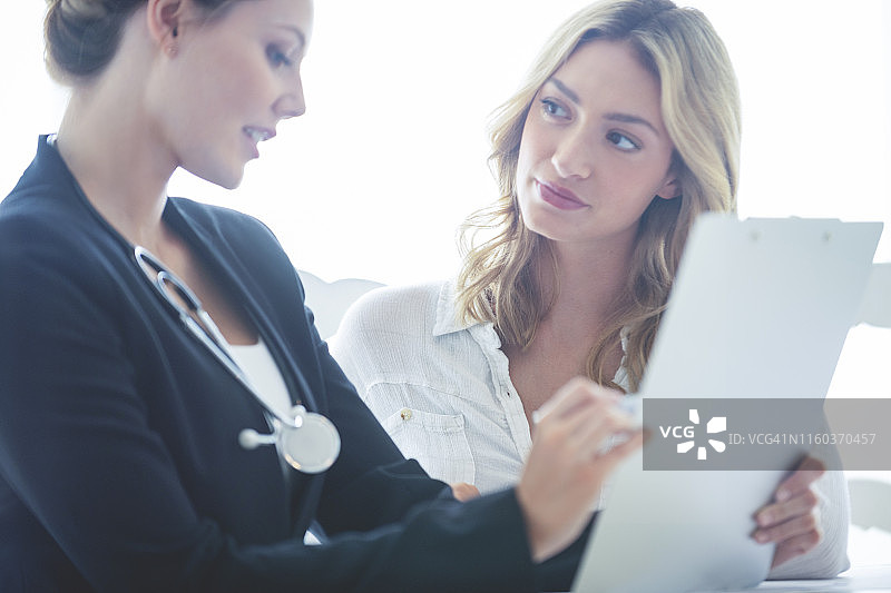 女人和医生会面图片素材