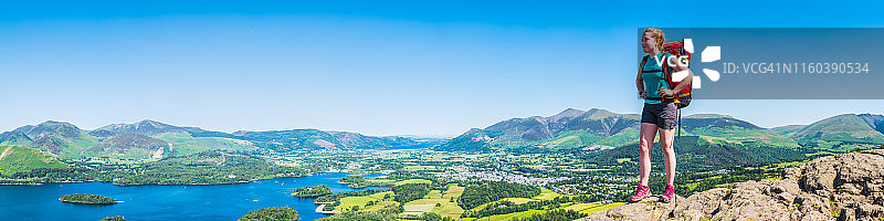 在山顶俯瞰坎布里亚湖区全景的女徒步者图片素材