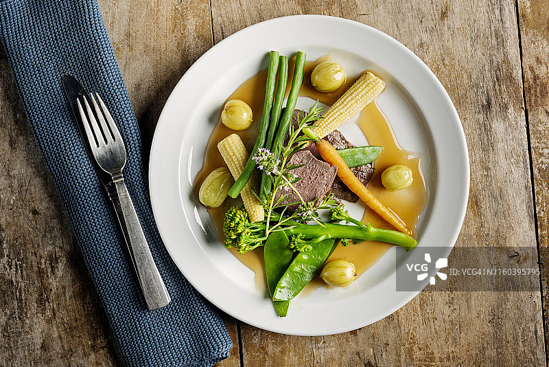 鹿肉配夏季蔬菜图片素材