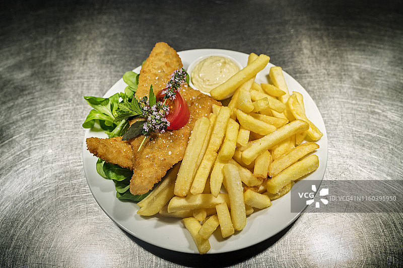 儿童菜单：炸鱼和薯条图片素材