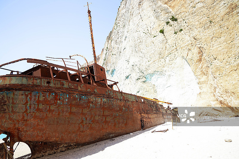 希腊夏季著名的沉船海滩，有生锈的船只，空无一人图片素材