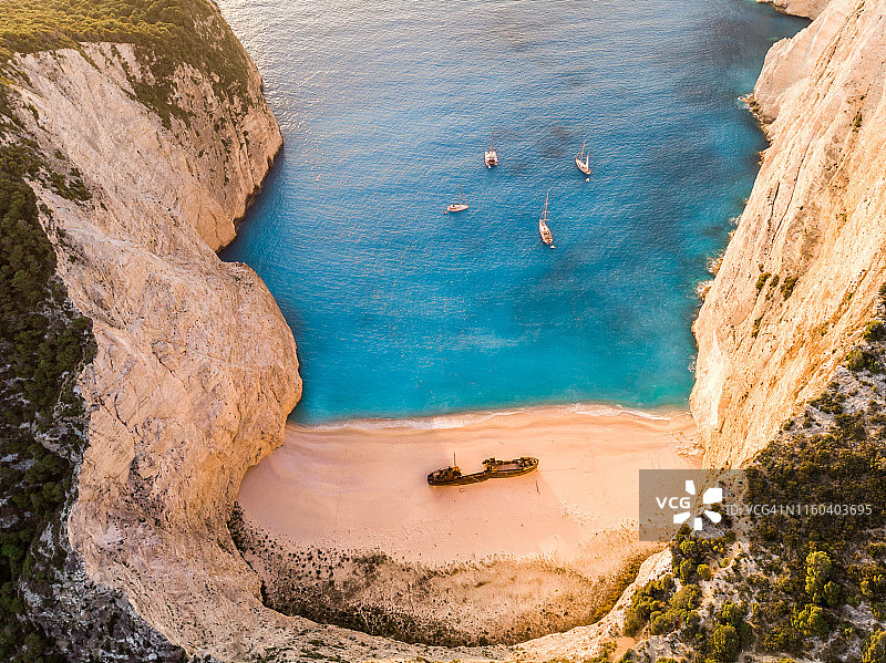 希腊著名沉船湾悬崖上方日落景观鸟瞰图图片素材