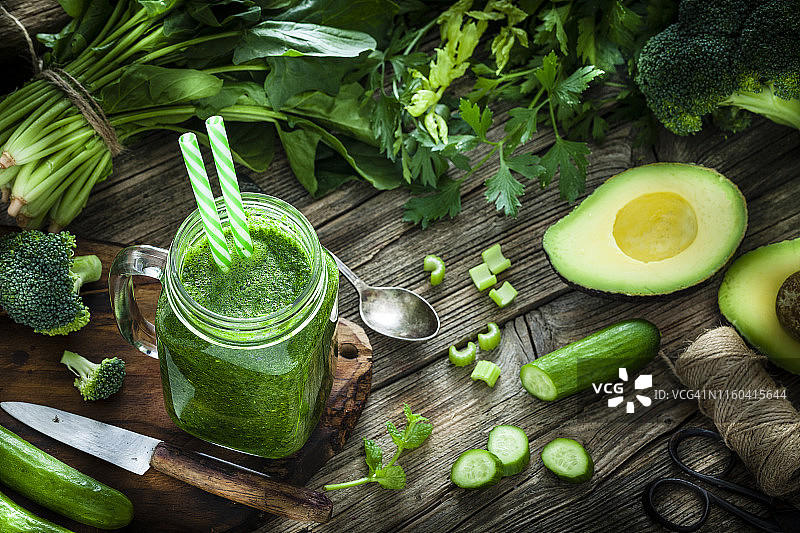 乡村木桌上的绿色蔬菜汁健康饮品图片素材