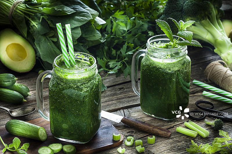 乡村木桌上的绿色蔬菜汁健康饮品图片素材