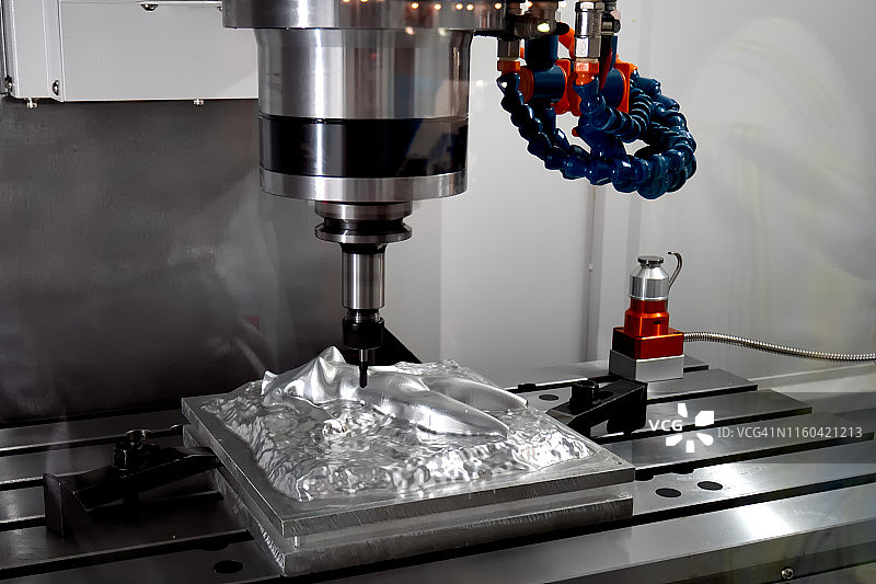 数控铣床用实体球头铣刀切割注塑模具零件图片素材