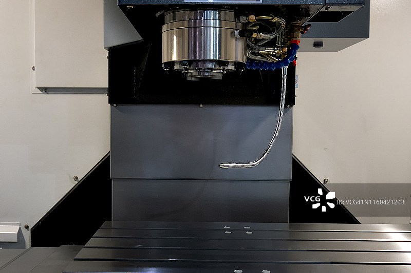 数控车床加工的汽车零件，高科技数控车铣复合机图片素材