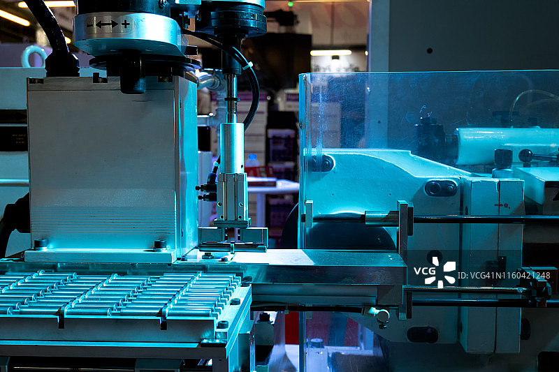 数控车床加工的汽车零件，高科技数控车铣复合机图片素材