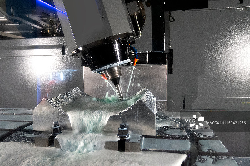金属加工数控铣床，切割金属的现代加工技术，高科技加工概念图片素材