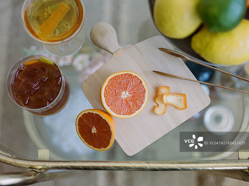 切菜板吧台上切开的橙子带皮特写图片素材