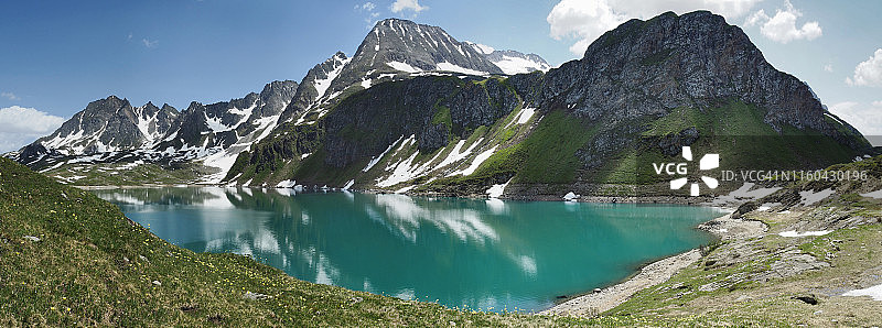 福马扎山谷卡斯特尔湖和卡斯特尔峰全景图片素材