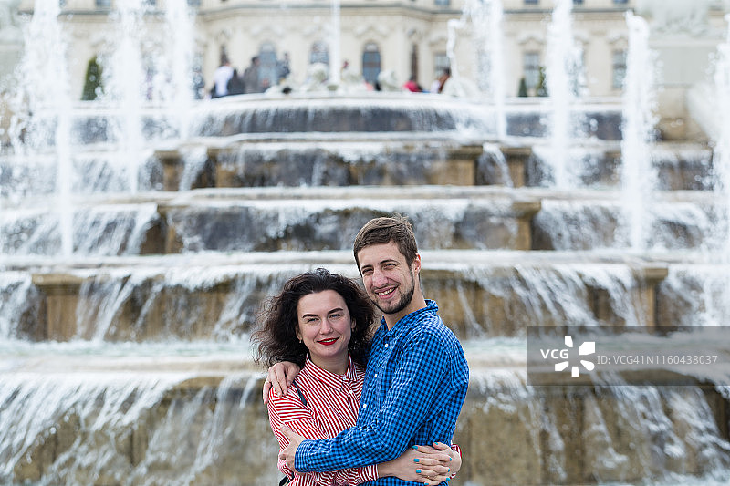 年轻情侣在喷泉附近的肖像图片素材