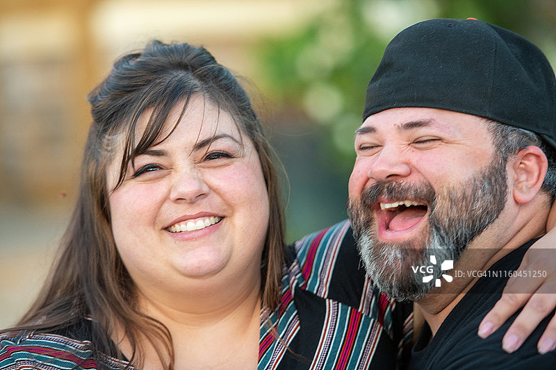 玩得开心的超重混血夫妇图片素材