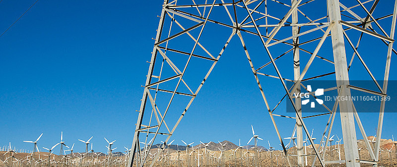 加州沙漠中的风力发电机图片素材