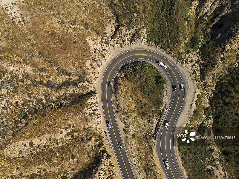 加州穆尔帕克附近格里姆斯峡谷道路上繁忙的交通，汽车和皮卡在马蹄弯上行驶，顶部鸟瞰图。图片素材