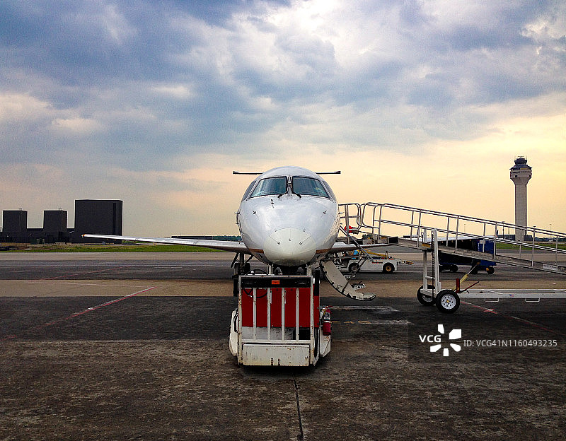 停靠在机场登机口的支线喷气式飞机图片素材