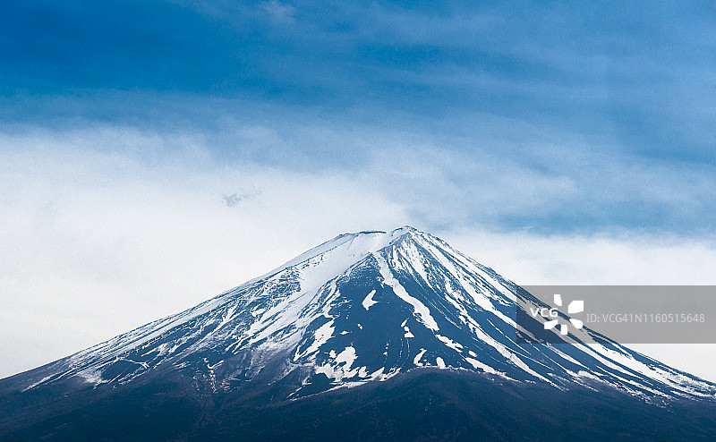 日本河口湖附近戏剧风格的富士山图片素材