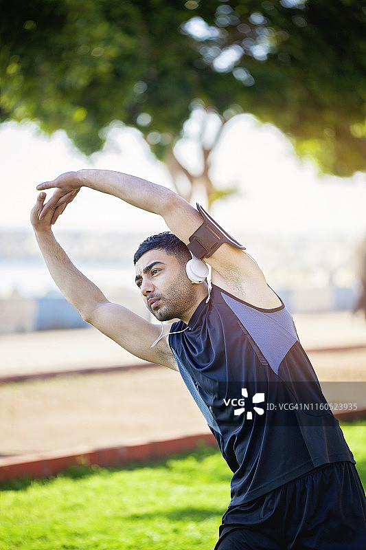 在公园里锻炼的年轻男人图片素材