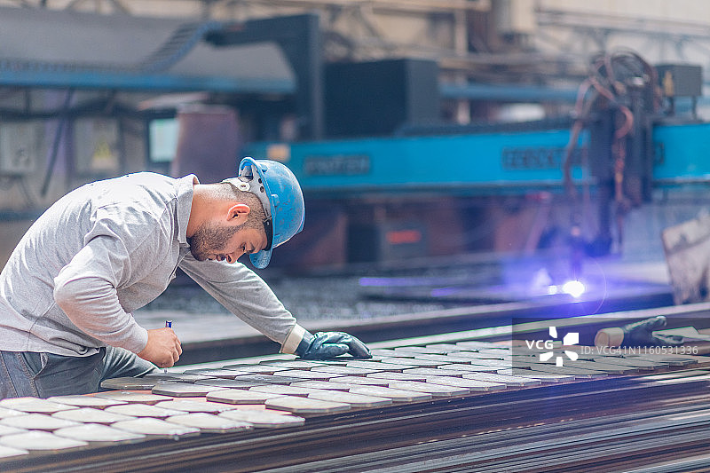 工人控制等离子切割过程图片素材