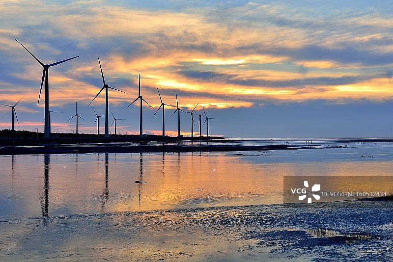 中国台湾高美湿地的风力涡轮机图片素材