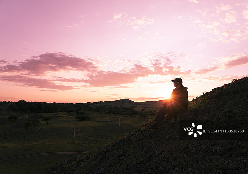 徒步旅行者在日落时休息的剪影图片素材