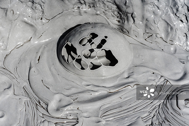 火山口活跃火山地热田的沸腾泥浆图片素材