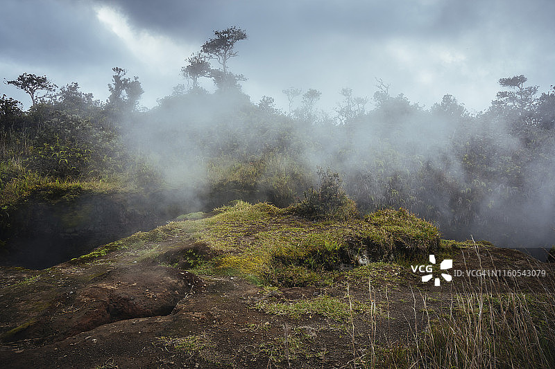 夏威夷火山国家公园蒸汽喷口的地热活动图片素材