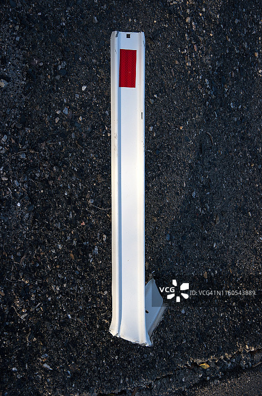 损坏的PVC道路标线导向柱图片素材